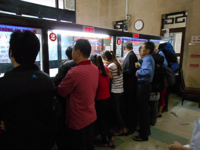 売り場に行くと、一番奥の窓口にも外人さんが。<br />よし！ここなら英語も通じそうだ、とその窓口へ。<br /><br />ラオカイからハノイまで2枚、とだけ注文すると<br />切符は１１号車の１番のお部屋で<br />３段目と２段目の２枚とのこと。<br /><br />？<br /><br />３段目と２段目？<br />なんと、国営鉄道の６人部屋の普通車の切符を<br />買ってしまったらしい<br /><br />考えたら、ここは国営鉄道のチケット売り場だもんね。<br /><br /><br />ちなみに２段目が470000VND（2000円くらい）<br />3段目が417000VND(1900円くらい）<br /><br />日本で買うと、これに手数料2500円くらいがかかるんだけど<br />そう考えたら、日本で買ってもあんまり変わりませんなあ。<br />まあ、手数料を抑えたい人は、現地でどうぞー＾＾<br /><br />