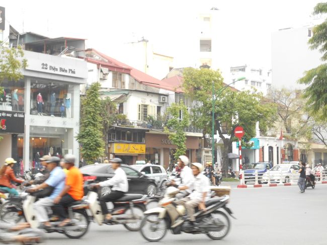 ハノイ駅を後にして<br />向かったのは、ホーチミン廟です。<br /><br />通りは、相変わらずバンバンとバイクが走っていきますが<br />ホーチミンと違うのは、通りには必ず緑があること。<br />