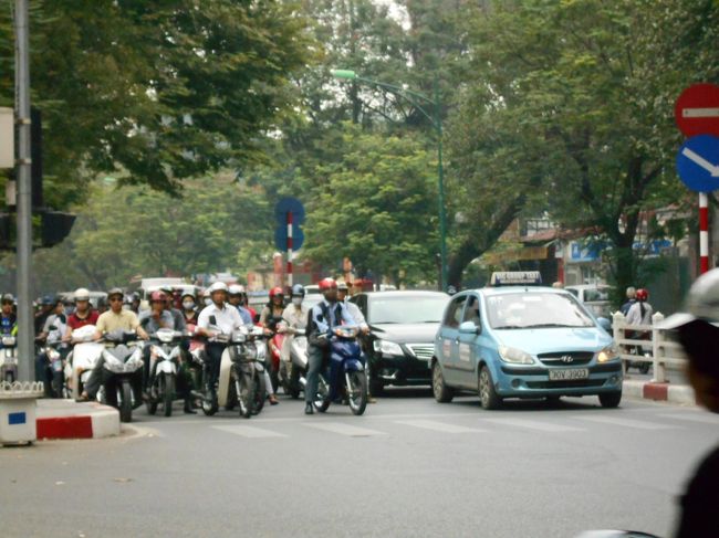 こちらは、信号が変わってすぐに発進したところですね。<br />さあ、だれがポールポジションをとるのでしょうか(笑)