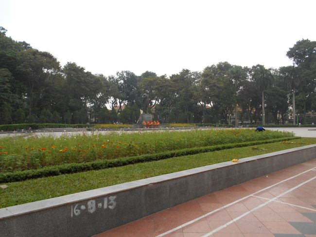 ホーチミン廟へ向かう途中<br />レーニン公園へさしかかりました。<br /><br />お掃除のおばさんたちが<br />ていねいに、公園の手入れをしていて<br />とてもきれいです。