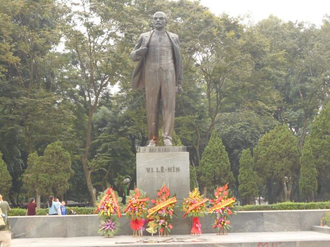 こちらが、レーニン像です。<br />足元には、さきほどの葬儀屋通りで見かけた<br />きれいな花束が並んでいます。