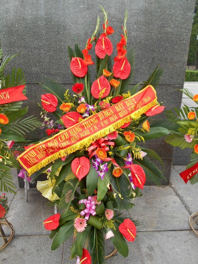 レーニン像の足元の花束です。<br /><br />なにか、ベトナム語で書かれた<br />たすきのようなものがかけられています。