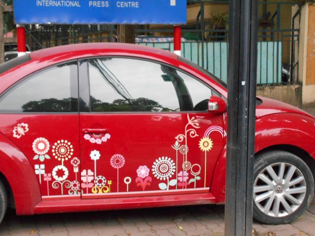 なんと、かわいいデコレーションの車を発見。<br /><br />おちゃめなベトナム人のドライバーさんもいるのね＾＾