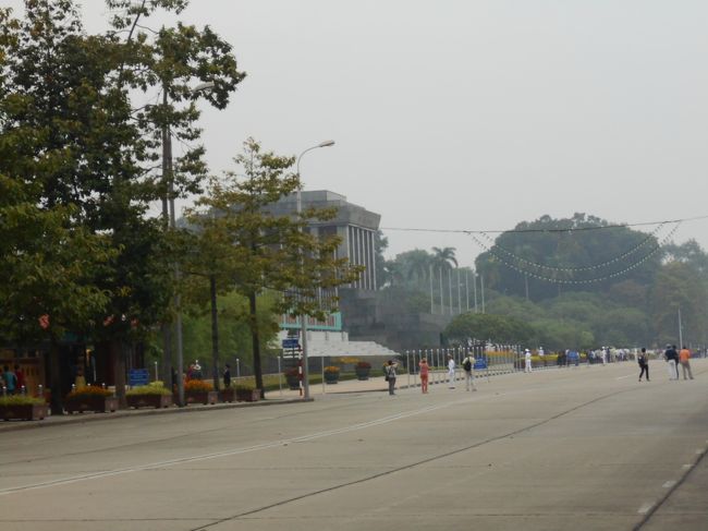 遠くにホーチミン廟が見えてきました。<br /><br />でも、入り口はあの後ろ側なんですよ。<br />まだまだ入り口目指して歩きます〜。