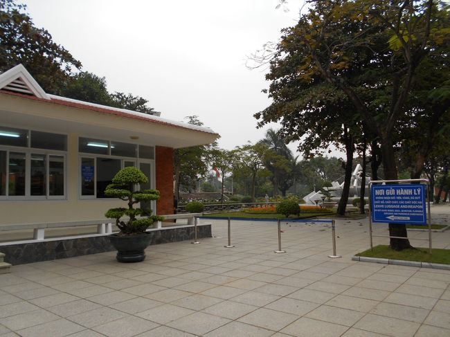 やっと入り口にたどり着きましたよ。<br /><br />ここで、リュックを背負っていた私たちは<br />荷物を預けることになりました。<br />カメラは持っていってもOKです。<br />（もっとも、撮影は途中までです）<br /><br />でも、ショルダーバッグなど<br />リュック以外であれば、荷物を預ける必要はないようです。<br />預けるのが嫌な方は、あらかじめ<br />斜め掛けのバッグなどを用意していたっほうが良いでしょうね。<br /><br />