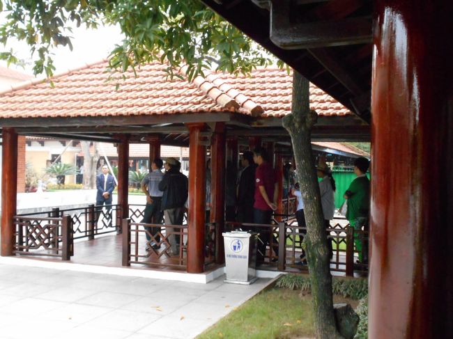 入り口からも、さらに延々と歩かされていきますよ〜。<br />国家建設の英雄に会うまでには<br />長い道のりが必要なようですな〜。