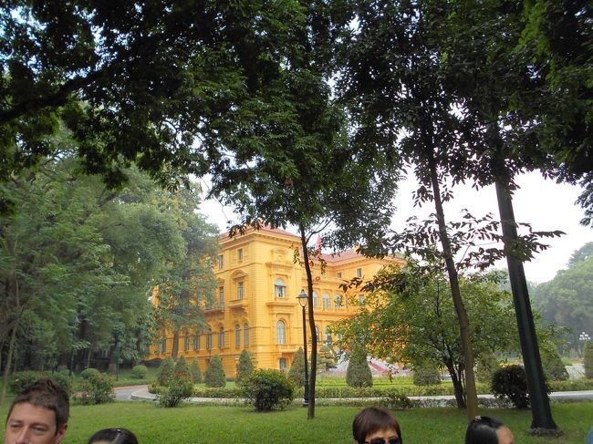 バーディン広場に出たところから、<br />ホーチミン廟内は撮影禁止なので、<br />突然、ホーおじさんの家エリアの写真からです。<br /><br />これは、ホーチミンが執務を行っていたという<br />大統領府だそうです。<br /><br />ホーチミン廟を出ると<br />ほぼ強制的に、このエリアに流れていくようになっています。<br />ホーチミン廟は無料なんですが<br />ちなみに入域料は20000ドンだったかな。<br /><br />ベトナム人のみなさんや<br />大体の観光客の方は、せっかく来たのでみなさん<br />ここにも入って観光していきますが<br />もちろん、ここに入らずに外に出ることもできるので<br />関心のない方は、流れに乗ってそのまま入らないように<br />気を付けてくださいね＾＾<br />