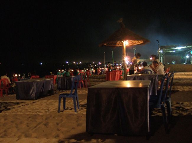 ジンバランのシーフード屋台。波音と生バンドの演奏が聴こえる