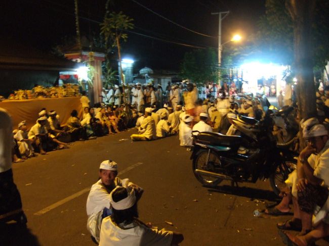 夜中に宿を探して歩いていると、地元の人達がお祭りのようなものをやっていた。