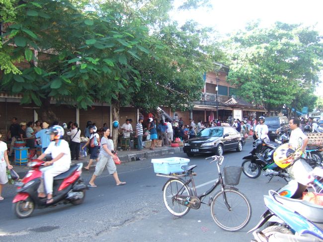 クタの朝市の様子。この日は観光客の集まらない地区へ歩いてみた。