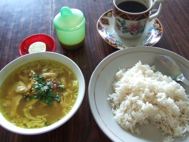 ナシ・ソト・アヤム。この美味しい食堂のおかげで、観光客用のレストランには行かずに済んだ。
