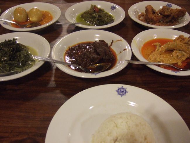 問答無用でテーブル中に料理が並べられるが、料金は食べた分だけ払えば良いらしい。