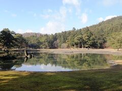 毛越寺の境内にある 大泉が池 は
　　浄土世界が広がる 日本を代表する庭園

しかし 建物はほとんど消失したとのことで
　　「●●跡地」「○○跡地」 の立札ばかり・・・

残念な気分です・・・
