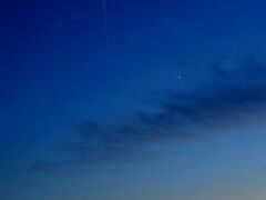 空港に向かう途中　空を見上げると

　　夕焼け ＆ 金星 ＆ 飛行機雲 がキレイでした
