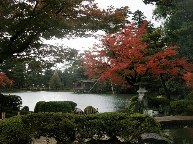 微軫灯籠の奥に内橋亭が見える。