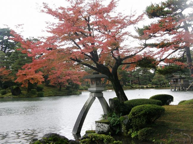 まずは紅葉に彩られる微軫灯籠から・・。