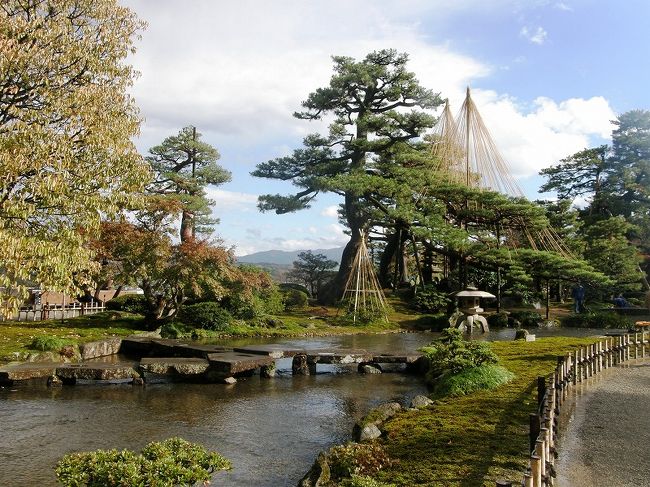 雁行橋・・<br /><br />　11枚の赤戸室石を使って雁が列をなして飛んでいる姿に造られている。