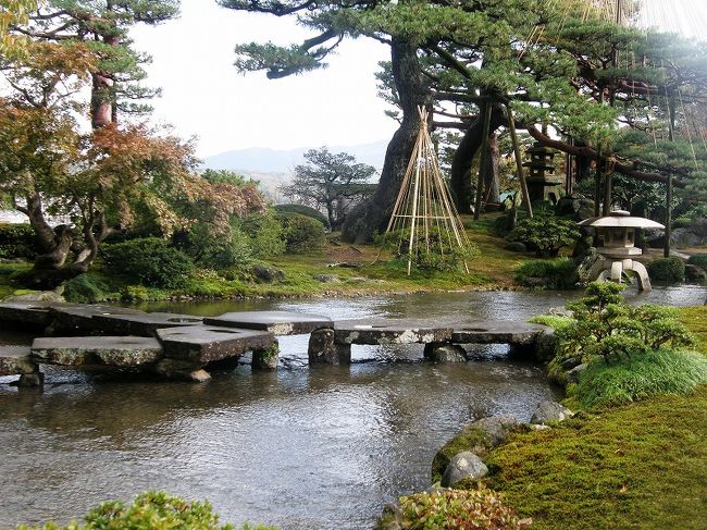 雁行橋・・<br /><br />　一枚一枚の石が亀甲の形をしているので別名を亀甲橋ともいうそうです。