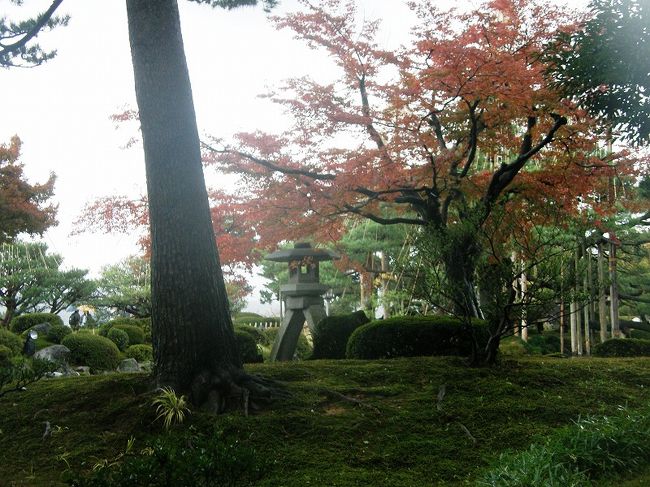 微軫灯籠を裏から・・。