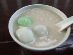 チャイナタウン・フードストリートにある「花生湯圓」の湯圓。中国で食べて以来、中華圏のどこで食べても当たり外れなくうまい。