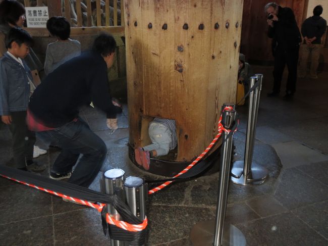 <br />また夫・娘チームは先にいってしまいましたが、気になるものを見つけた。<br />どうやらこちら、大仏様の鼻の穴と同じサイズだそう（笑）。<br />これを潜り抜けると無病息災のご利益があるのだそうです。<br />ので行列に並んでみる。<br /><br />