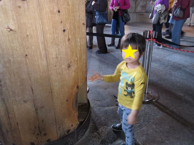 ↑上記のことは後で調べて知ったこと。<br />そのときは、<br />ここをくぐると子供が元気に育つ？賢くなる？<br />後ろに並んだ人もよくわかってない。<br />でも、なんだかわからないけどご利益ありそう。<br />息子もやりたいってことなんで・・・<br /><br />