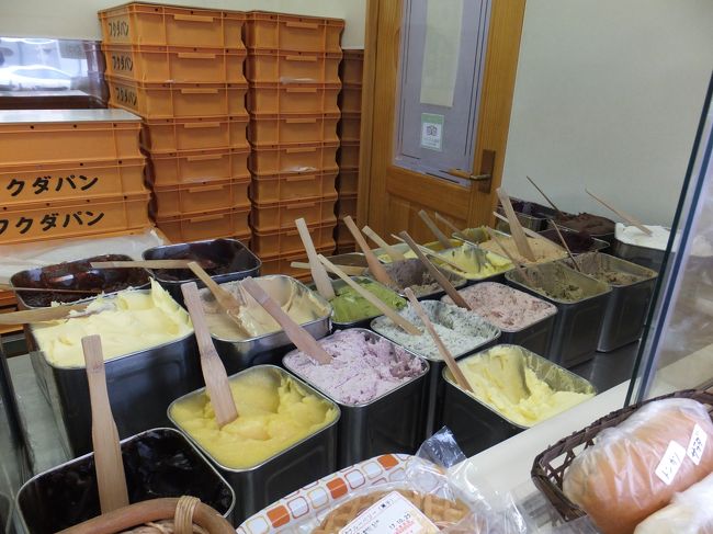 店内にはパンが並んでいるわけではなく、カウンターのおばちゃんに注文するスタイル。<br />カウンター内には何種類もの……<br />具…というかペースト？？<br /><br />実はこの福田パン、中身を自由に選べるコッペパン屋さんなのです♪<br />（コッペパン屋さんという呼び方が正しいのかわかりませんが）