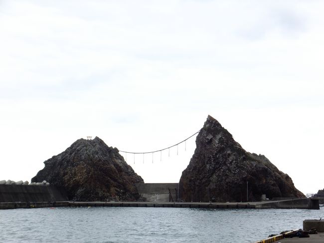 反対側には切り立った岩山！