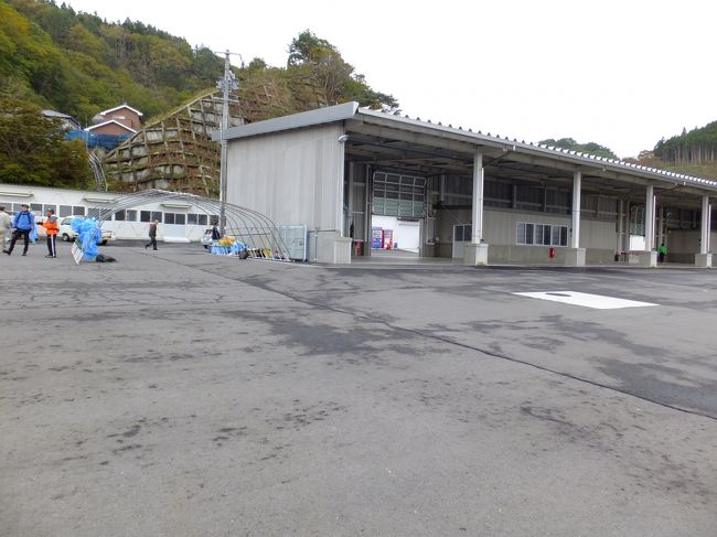 海岸の駐車場はこんな感じ。平日でしたので閑散としていました。こちらまでの道路は生活道路でかなり狭いところもあったので、土日はマイカー規制が行われていたようです。<br />ここでは食べなかったけど、駐車場の一角には郷土料理・まめぶ汁の屋台が。<br />風がかなり強く寒い日でしたのであったまりそー♪