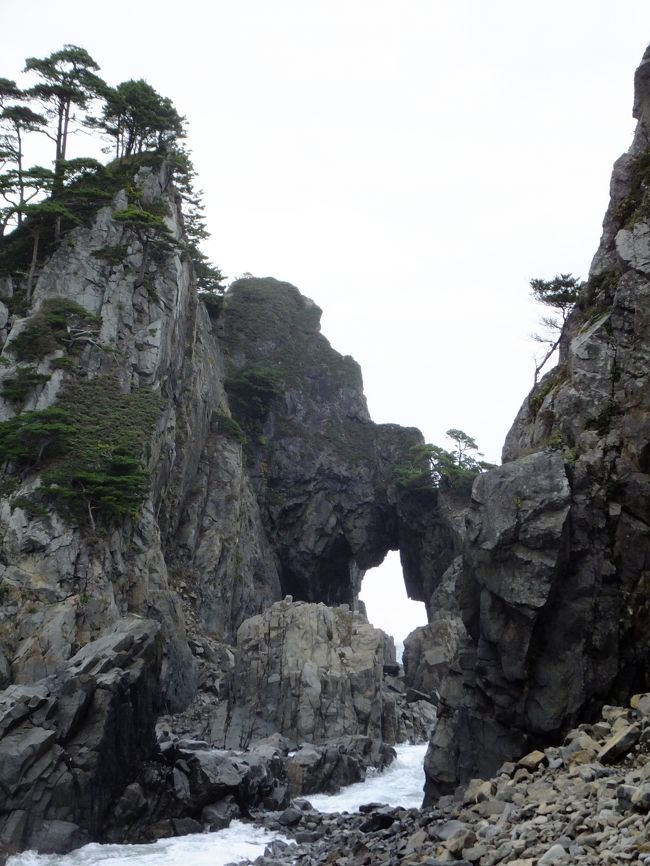 小袖海岸を出て、しばらく走ると“つりがね洞”という岩を発見。天井からつり鐘のような岩がぶら下がっていたんだそうです(明治29年の津波で流失)。<br />このあたりの海岸はこんな迫力ある岩山が続いていて絶景でしたっ。