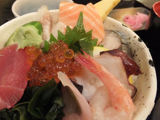 まずは相方のオーダー<br />一番人気“漁師なげこみ丼”(小)800ｴﾝ<br /><br />ウマー♪普段、新鮮な魚介を食べられないので感激☆<br />