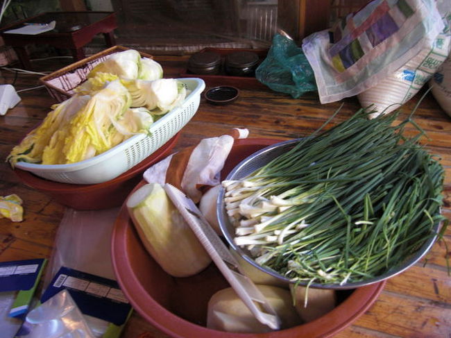 塩漬けされた白菜と大根、そしてネギ