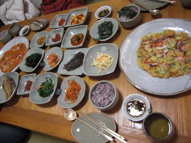 キムチ作りの後は韓国家庭料理のランチ♪<br /><br /><br />でも、量が多すぎて・・・半分以上残してしまいました。。。。<br />ゴメンチャイ。。。