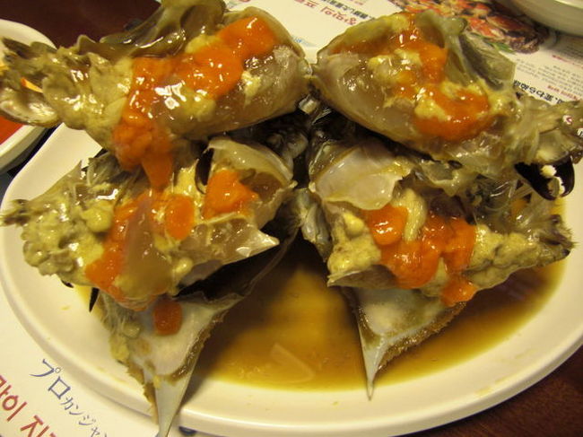 夕食は新沙洞・カロスキルにある【プロカンジャンケジャン】へ<br /><br /><br />ワタリガニの醤油漬けからはじまり。。。。<br /><br /><br />カンジャンケジャン　 大80,000ウォン 小55,000ウォン