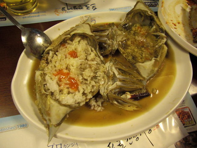 〆は蟹の甲羅にご飯を詰めて頂きます♪<br />