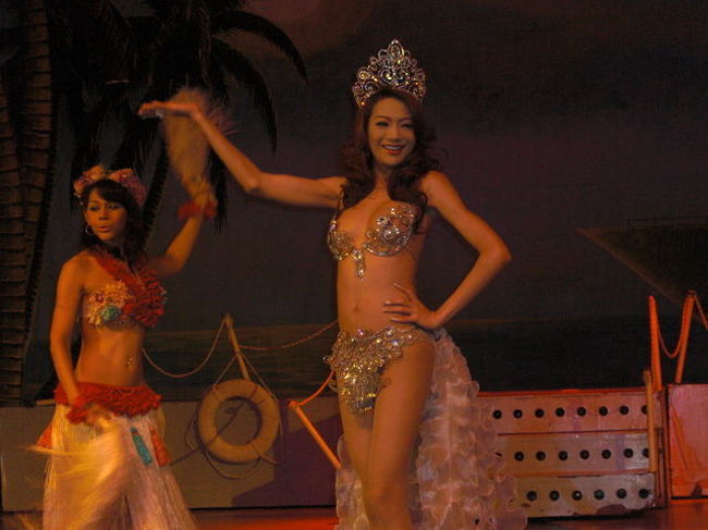 バンコクに到着してから老舗ニューハーフショーの【マンボ】へ<br /><br />マンボーのＮｏ１おかまちゃん<br /><br /><br />女子力が高過ぎて尊敬します・・・・