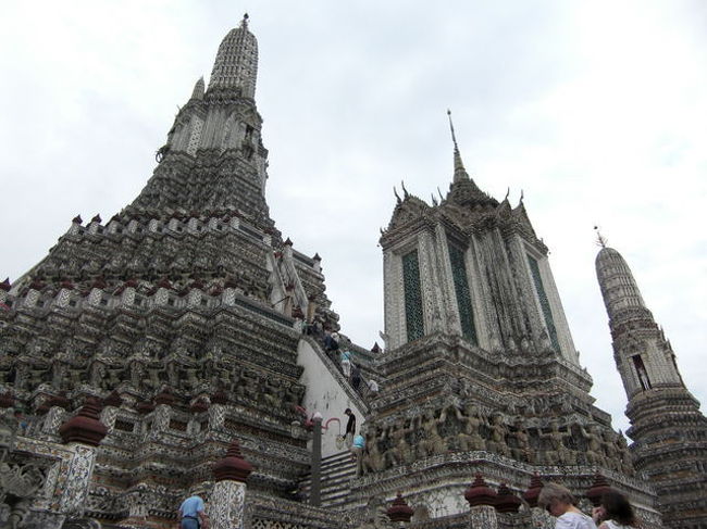 翌日はトゥクトゥクに乗ってワット・アルンへ<br /><br />