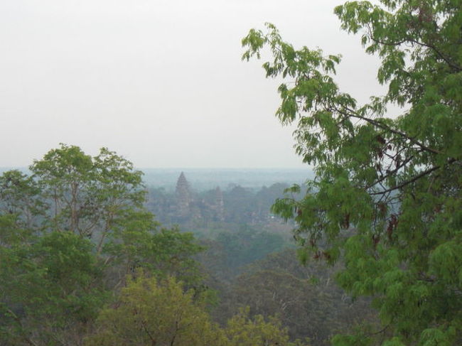 プノン・バケンから見たアンコールワット<br /><br />