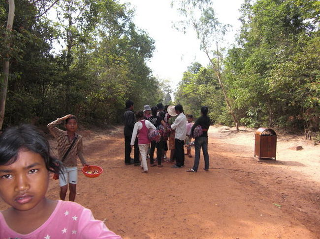 物売りの子供たちに囲まれてる友人をパチリ（笑）<br /><br />