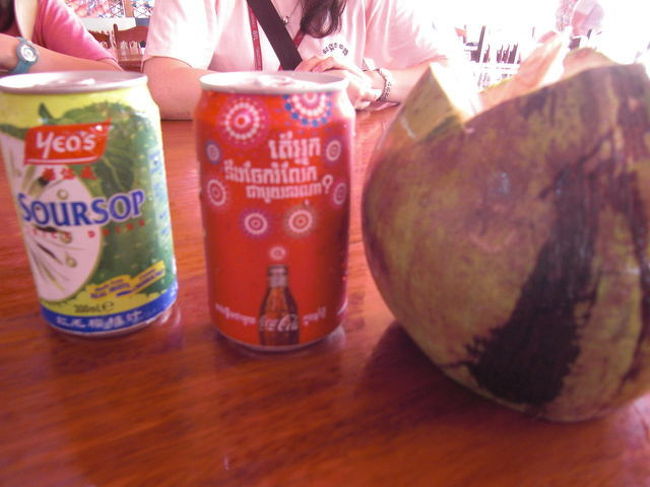 左からグアバ、コーラ、ココナッツジュース