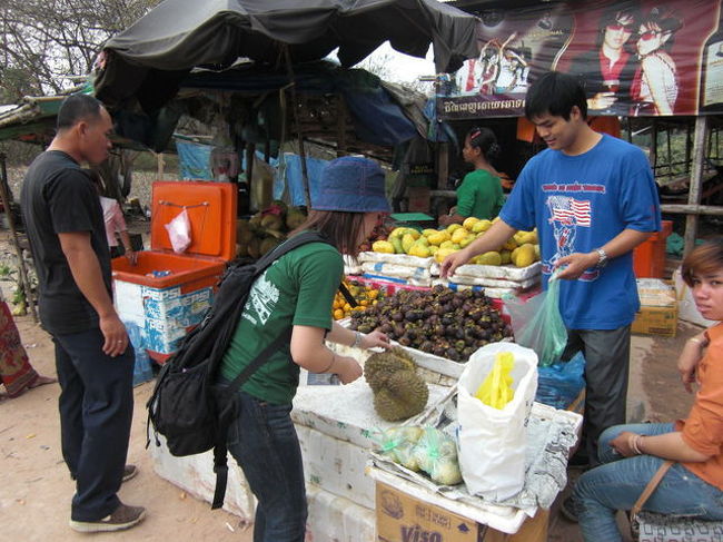 南国フルーツを厳選中！！<br /><br /><br />マンゴスチンお買い上げ♪
