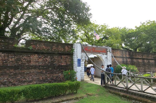 コーンウォリス要塞の入口光景です。堀址らしい場所に架かった橋を渡って門を潜りました。有料施設ですから、現地ガイドさんが一括して料金を支払ってくれたようです。(同上)