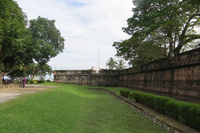 コーンウォリス要塞の入口付近から眺めた、城壁の光景です。要塞の名前は、イギリスの初代コーンウォリス侯爵チャールズ・コーンウォリス（1738～1805年）に因みます。将軍であり、世界各地植民地の総督を務めた人です。(同上)