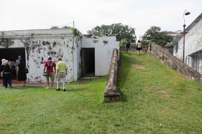 右手が城壁の上に登るスロープ、左手が要塞に関する展示場です。展示場から先に見学することにしました。(同上)