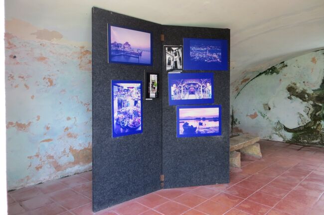 コーンウォリス要塞の展示室の紹介はこれでおしまいです。2枚組の衝立に展示された写真は、先程と同じく、現在のマラッカ海峡、ペナン島や、ジョージ・タウンの紹介写真でした。(同上)