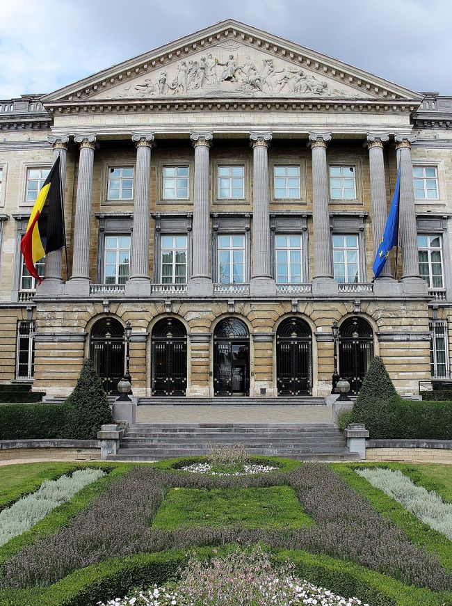 　国会議事堂<br /><br />　ギリシャ風「新古典主義」と言うのは、ヨーロッパにおける、民主主義と議会制の「シンボル」という事で、だいたい何処でも、こんな感じの建物になっています、他には、裁判所なんかも、こういう感じのが多いですね。<br /><br />　マア、嫌いじゃないし、良い建物だと思いますけど、どれもこれも、似たり寄ったりで、ちょっと「退屈」ですね。