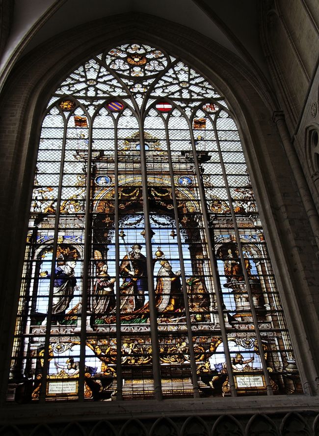 　サン・ミシェル大聖堂<br /><br />　でも、この教会の見どころは、多分？「ステンドグラス」でしょうか？