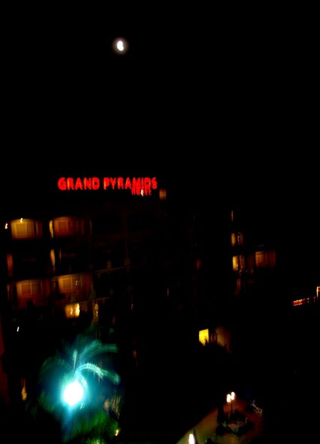 深夜　０時５０分<br /><br />ホテル上空に、月が登りました。<br /><br /><br /><br />今日は、晴れるかな？<br />