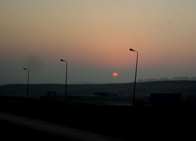 ハイウェーの彼方に、朝日が顔を見せました。<br />