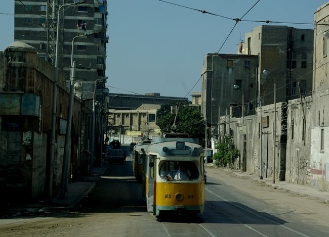 レトロな電車が走っています。